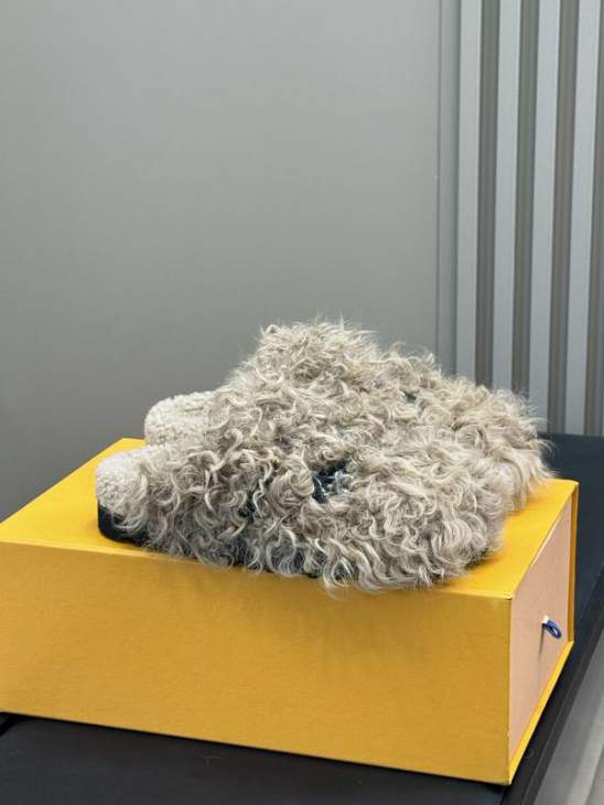 Picture of Louis Vuitton Slippers _SKULVsz35-42mnq1003538